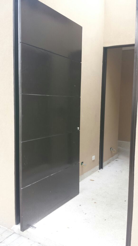 Porta blindada pivotante com frisos